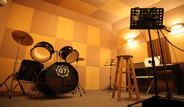 polyester fiber acoustic panels တွေရဲ့ fire retardant performance က ဘယ်လိုလဲ။